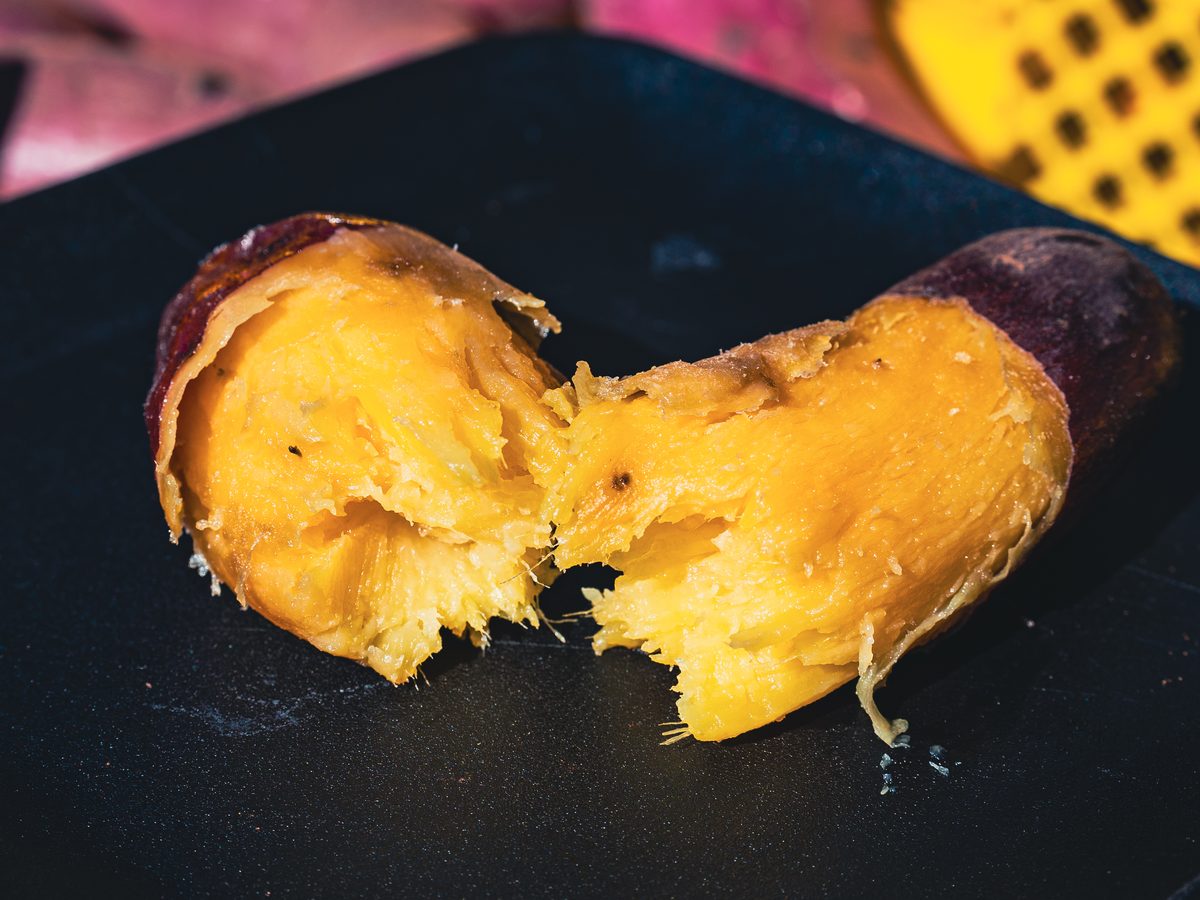 べにはるかの焼き芋。割ると黄金色の蜜があふれる